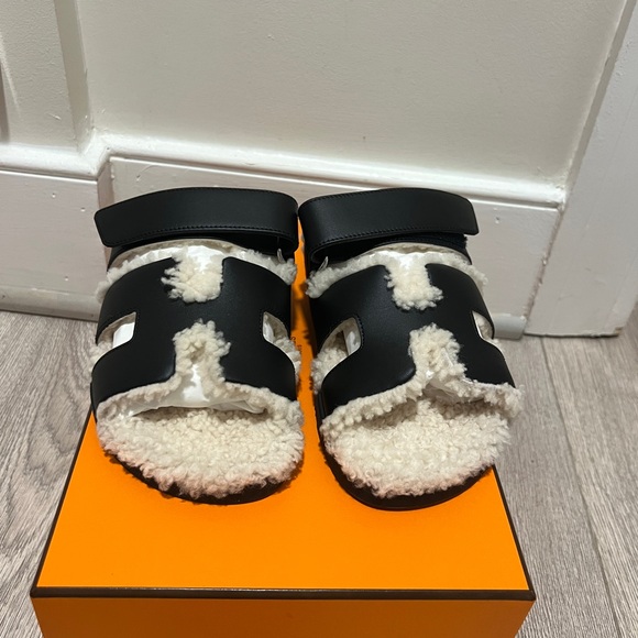 HERMES BLACK SHEARLING CHYPRE WOMENS SANDALS 36 - Picture 2 of 7